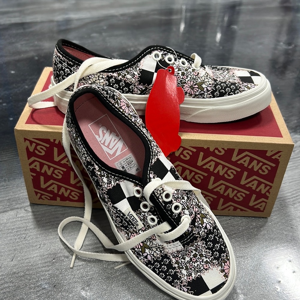 Vans girls 2.5 NWT
